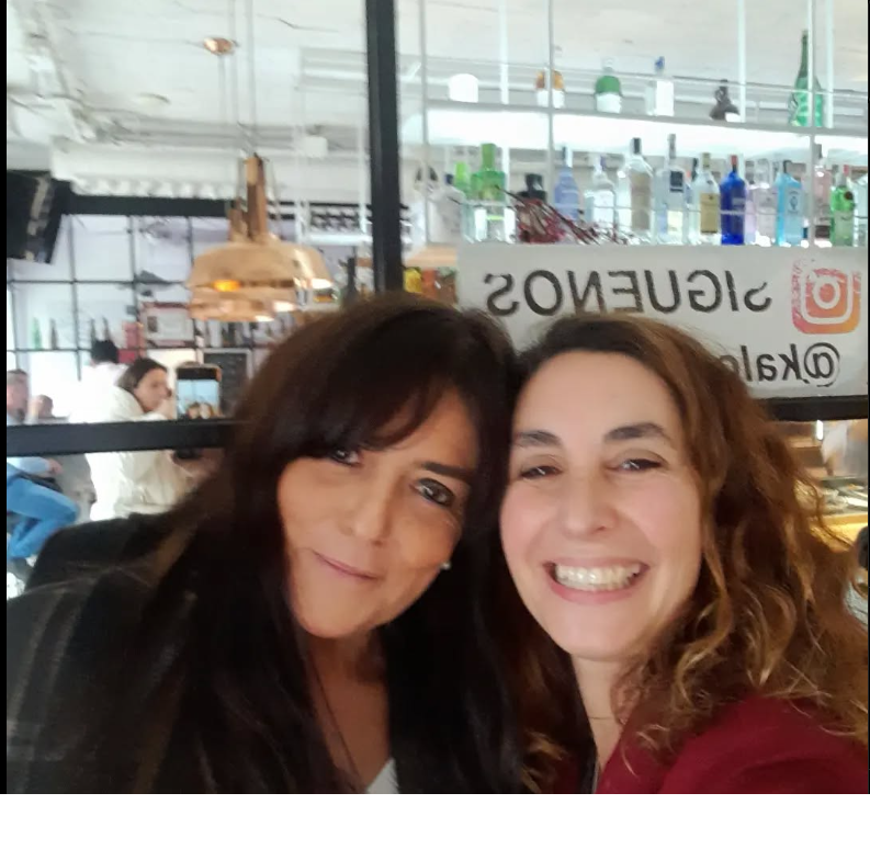 Abogada Mónica Pinedo con un cliente